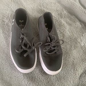 Under Armour boys size 3 lace up shoe olive green